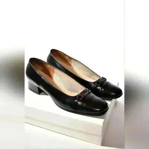 SALVATORE FERRAGAMO Black Leather Chain Vara Gancini Pump Heel 9US 39EU B Italy